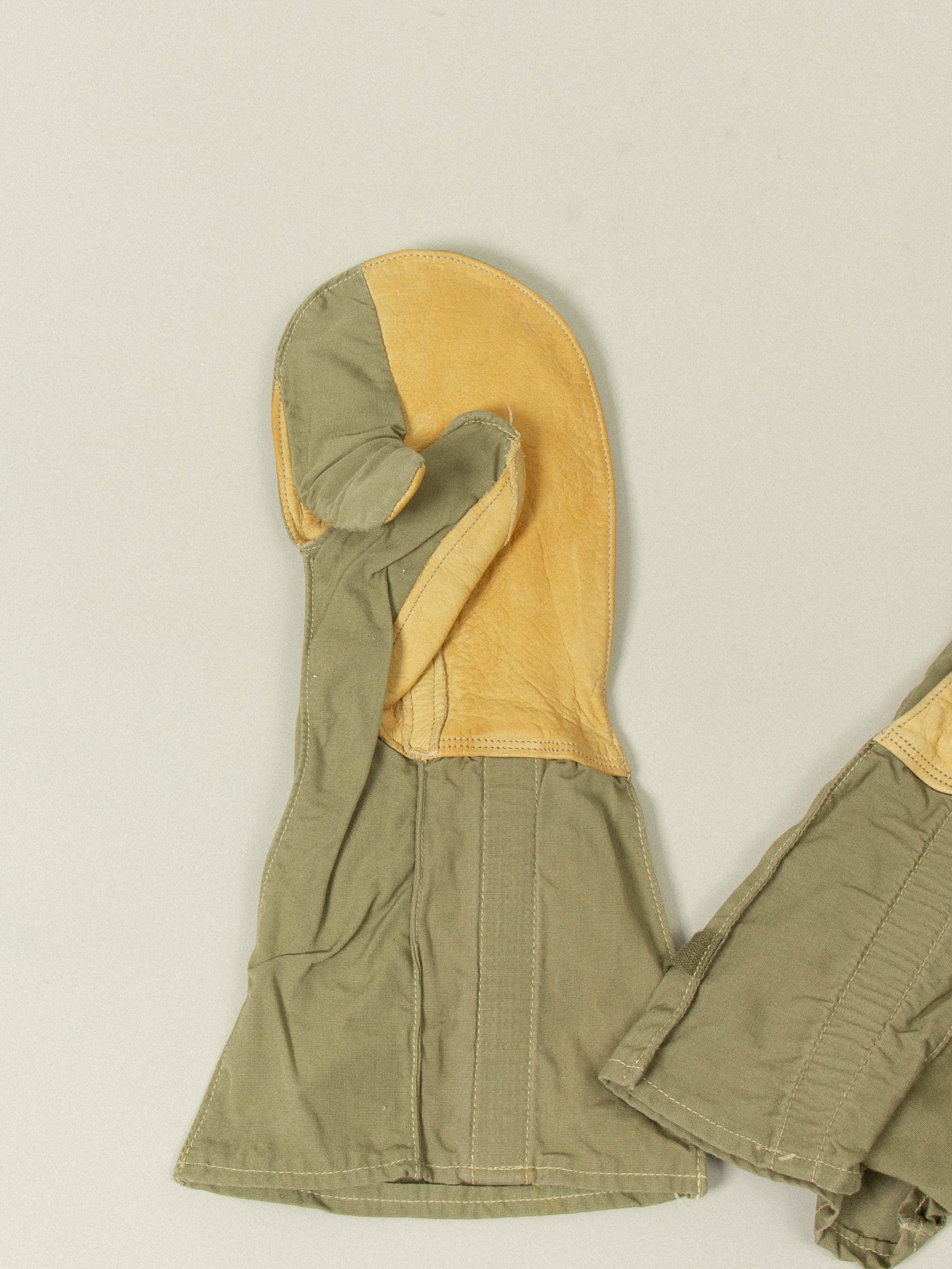 Vtg 1950s US Army M-51 "Trigger Finger" Field Gloves - Image 4