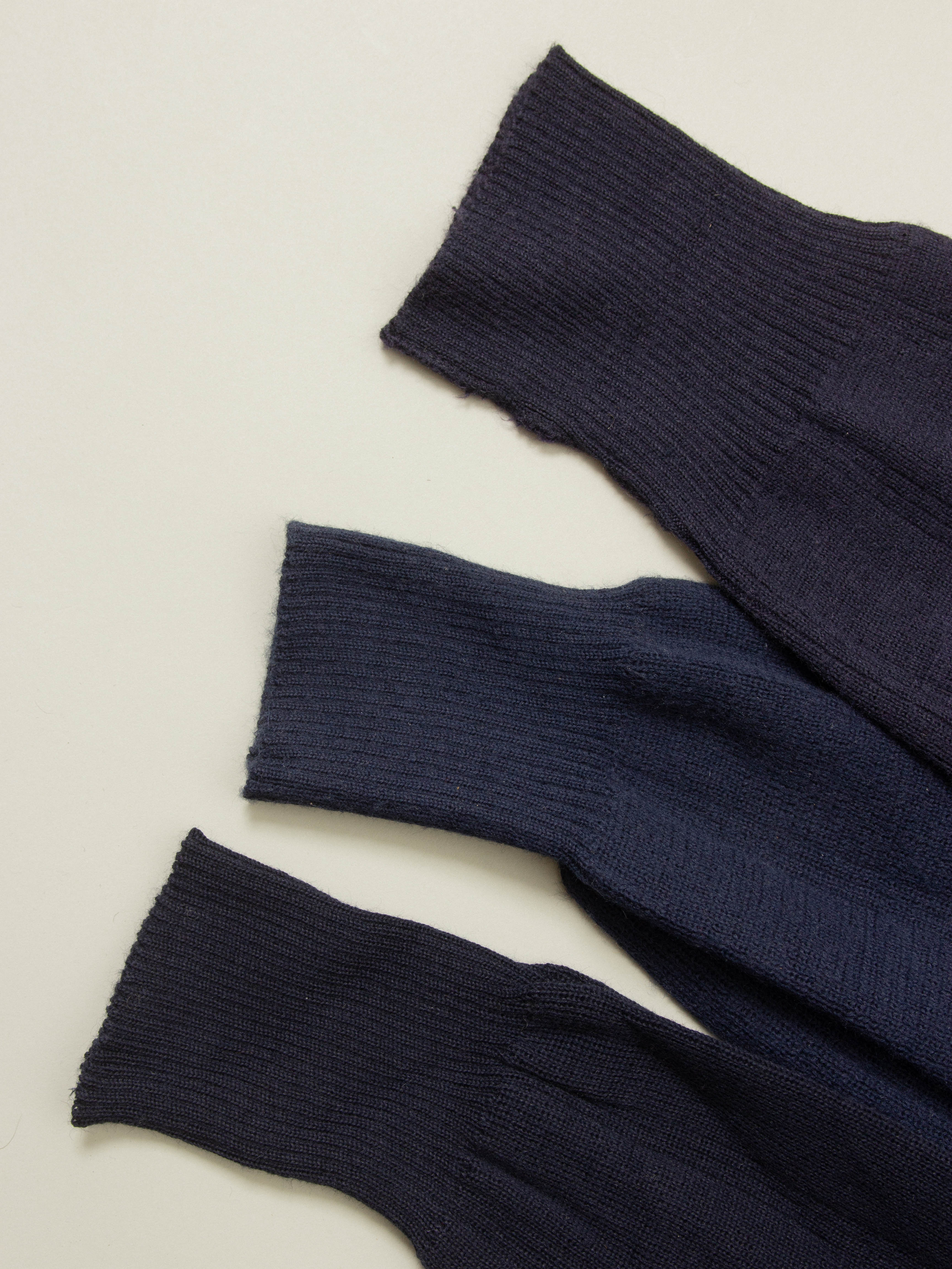 Vtg 1980s Navy V-Neck Army Wool Sweater - Image 3