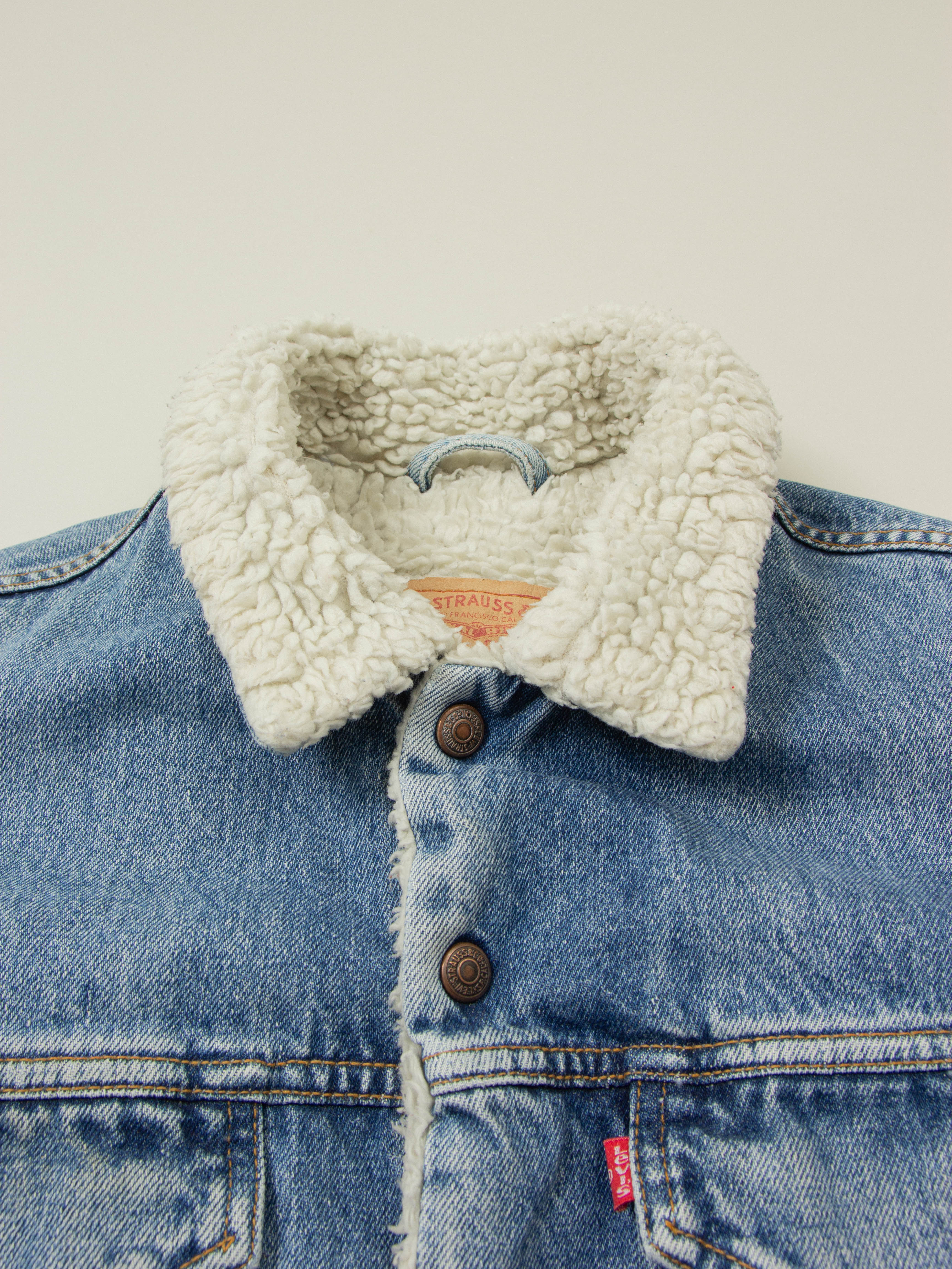 Vtg 1990s Levi's Sherpa Denim Jacket (M) - Image 2